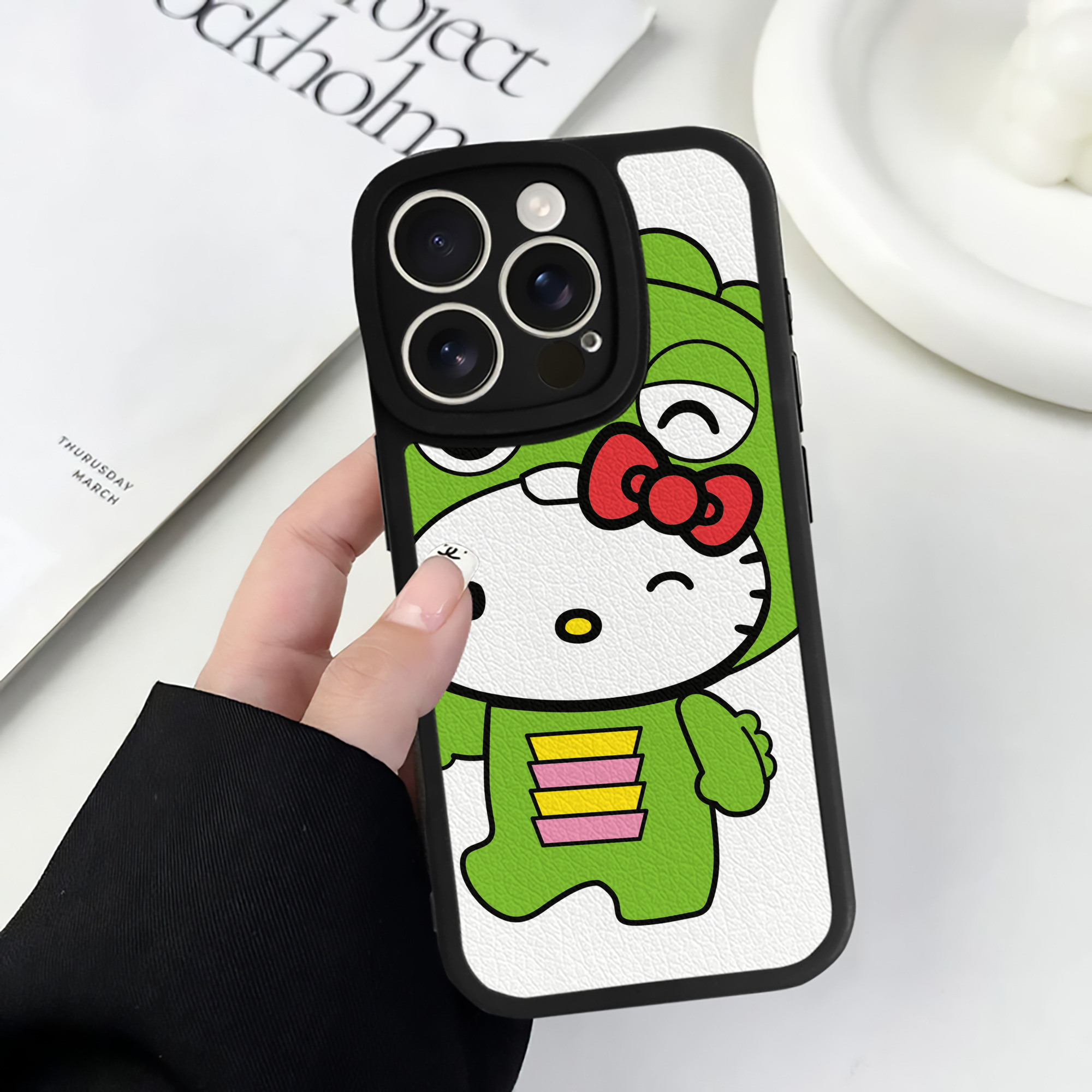 （画像用） Hello Kitty ハローキティ 【iPhone 16シリーズ対応】シリコンスマホケース（レザー調） 材質：シリコン